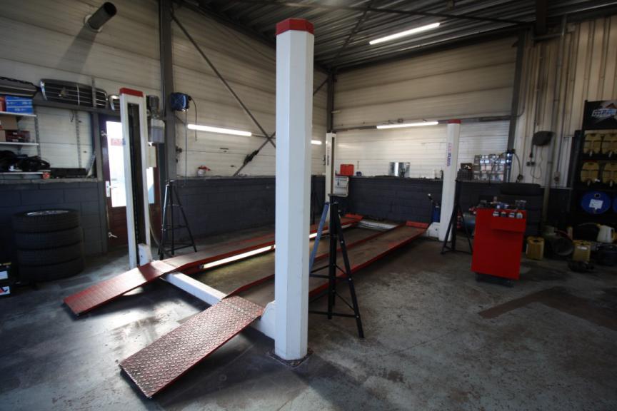 De werkplaats van Idema Autoservice vanuit een andere hoek, met de brug en het gereedschap